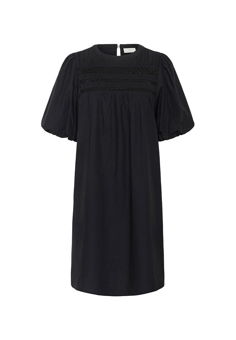 Schwarzes Kleid mit kurzen Puffärmeln, gerafftem Oberteil und Schlüssellochverschluss am Rücken. Glatte Textur und lockere Silhouette. Keine Muster oder Verzierungen.