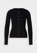 Schwarze gerippte Strickjacke mit langenÄrmeln, runden Halsausschnitt und durchgehender Knopfleiste, die perlenartige Knöpfe entlang einer wellenförmigen Naht aufweist.