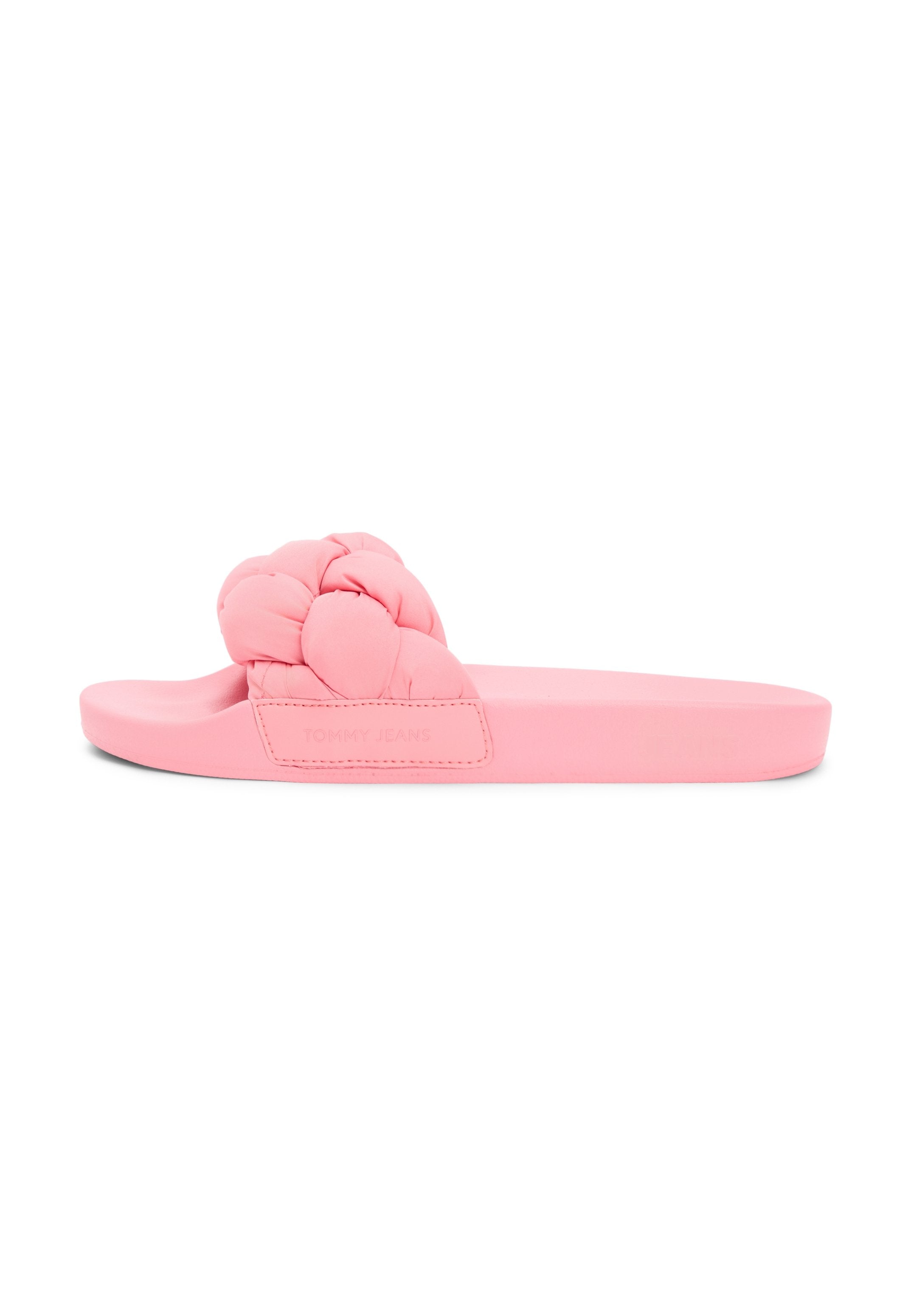 Rosa Slidesandale mit dickem, geflochtenem Riemen und flacher Sohle, entworfen für den lässigen Gebrauch.