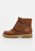 Braune Leder- und Wildleder-Ankle-Boots mit einem Klettverschlussriemen, strukturiertem Design, runder Zehenform und Gummisohle mit Profilmuster.
