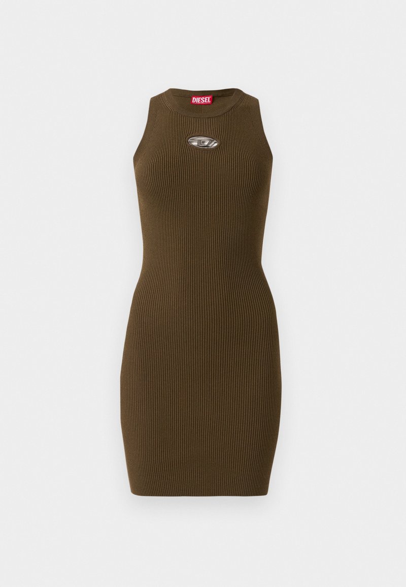 Ärmelloses, geripptes braunes Strickkleid mit Rundhalsausschnitt, figurbetontem Schnitt, ovalem metallischem Logo auf der Brust und rotem Markenetikett im Kragen.