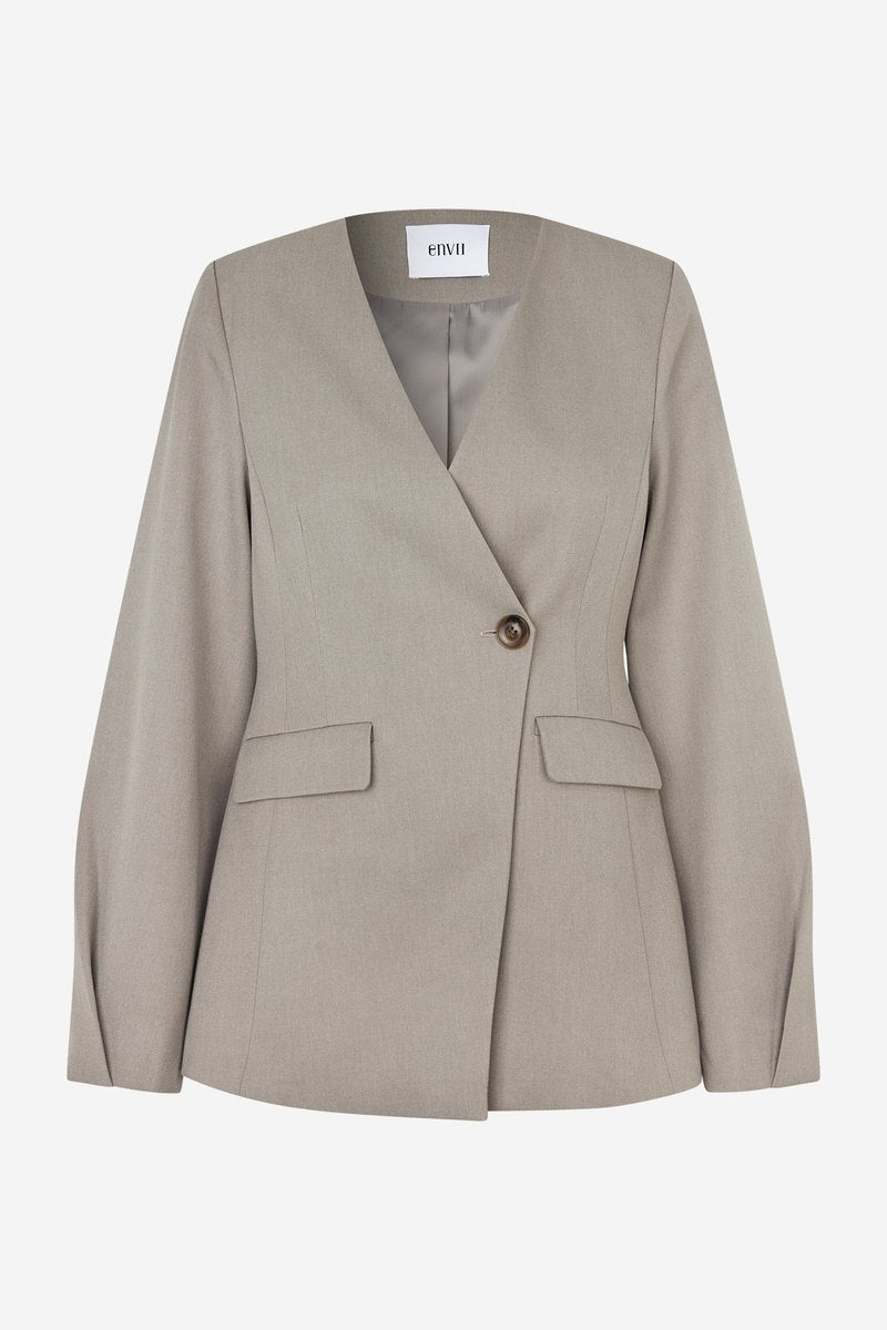 Hellgrauer, maßgeschneiderter Blazer mit Notch-Revers, Ein-Knopf-Verschluss, zwei Fronttaschen und langen Ärmeln. Glatter Stoff mit formellem Design.