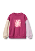 Kinder-Sweatshirt mit langen Ärmeln, dunkelpinkem Körper, hellbeigem linken Ärmel, hellpinkem rechten Ärmel und einem pinken Blumenmotiv auf der Brust.