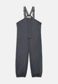 Dunkelgraue Latzhose mit verstellbaren gestreiften Trägern, elastischen Bündchen und einer Fronttasche, aus leichtem Stoff gefertigt.
