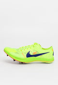 Neon-gelber Laufschuh mit atmungsaktivem Mesh-Obermaterial, schwarzem Nike-Swoosh, neonorangenen Akzenten und Spikes auf der Außensohle für besseren Halt.