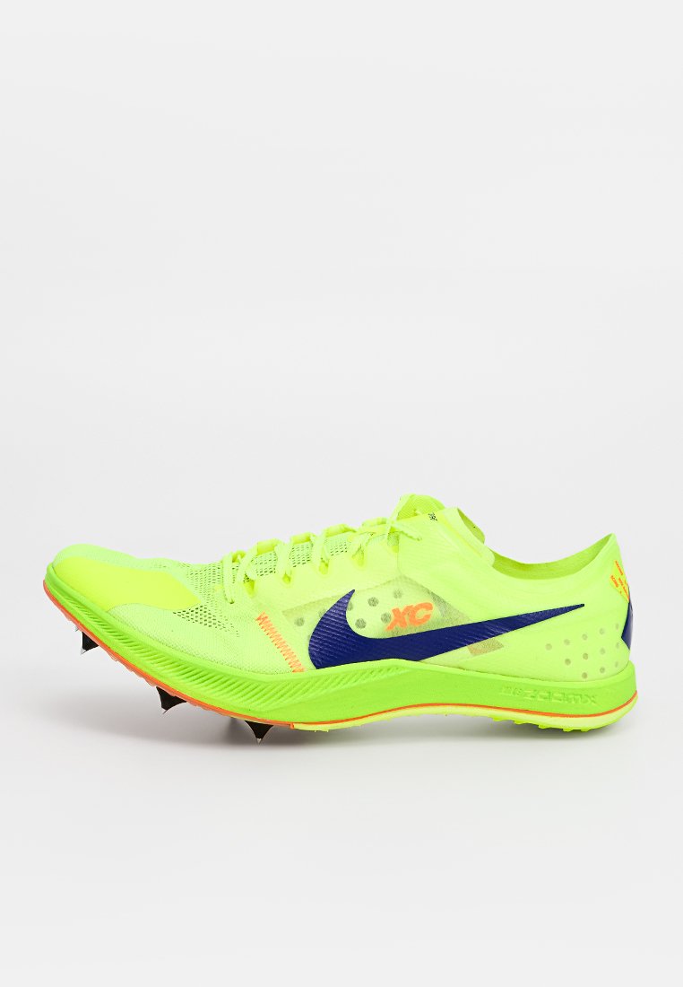 Neon-gelber Laufschuh mit atmungsaktivem Mesh-Obermaterial, schwarzem Nike-Swoosh, neonorangenen Akzenten und Spikes auf der Außensohle für besseren Halt.