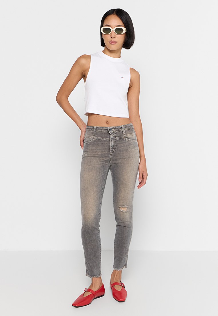 CLOSED STYLE NAME SKINNY PUSHER JEANS