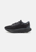Schwarzer Sportschuh mit einem strukturierten Mesh-Obermaterial, gepolstertem Kragen, runden Schnürsenkeln und einer dämpfenden Außensohle mit wellenförmigem Muster.