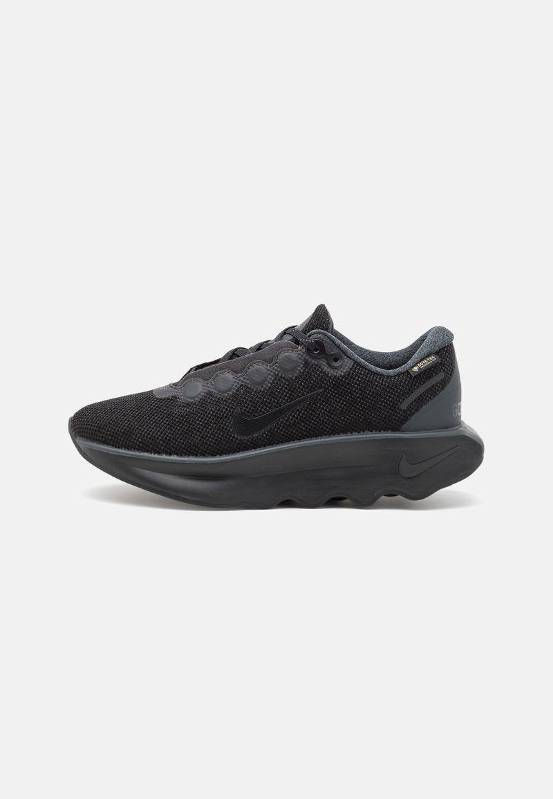 Schwarzer Sportschuh mit einem strukturierten Mesh-Obermaterial, gepolstertem Kragen, runden Schnürsenkeln und einer dämpfenden Außensohle mit wellenförmigem Muster.