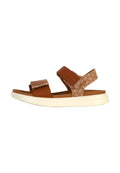 Braune Leder-Sandalen mit verstellbaren Riemen, einem gemusterten Rücken und einer weißen Gummisohle. Offenes Design mit weichen Textur-Details.
