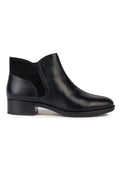 Schwarze Stiefeletten aus glattem Leder mit Wildlederpaneelen, niedrigem Blockabsatz und einem schlichten, stromlinienförmigen Design.