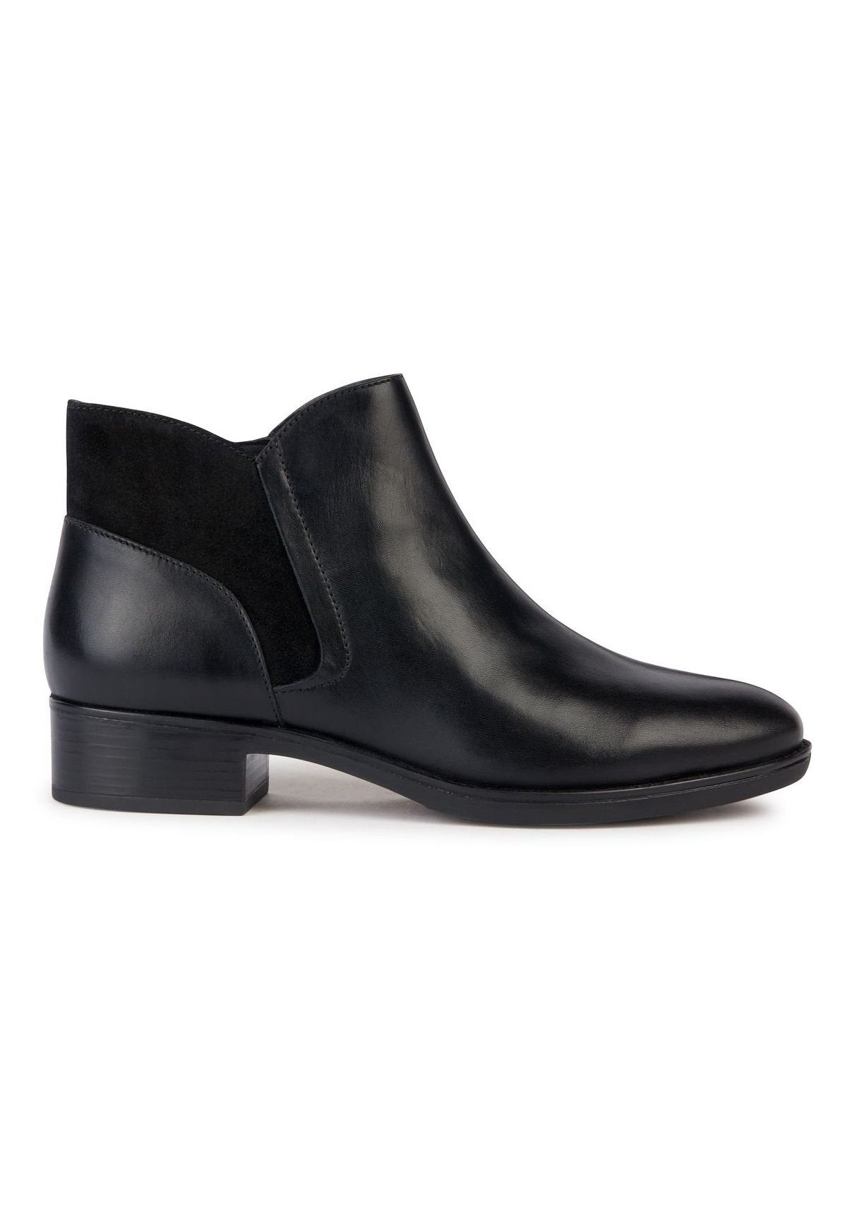 Schwarze Stiefeletten aus glattem Leder mit Wildlederpaneelen, niedrigem Blockabsatz und einem schlichten, stromlinienförmigen Design.