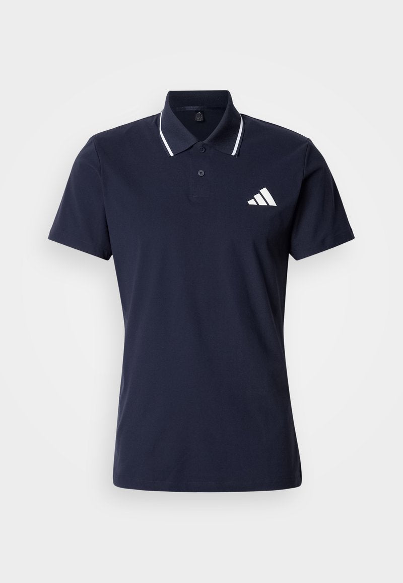 Marineblaues Polohemd aus atmungsaktivem Material. Es verfügt über einen klassischen Kragen, zwei Knöpfe und weiße Streifenakzente am Kragen mit Logodetail.