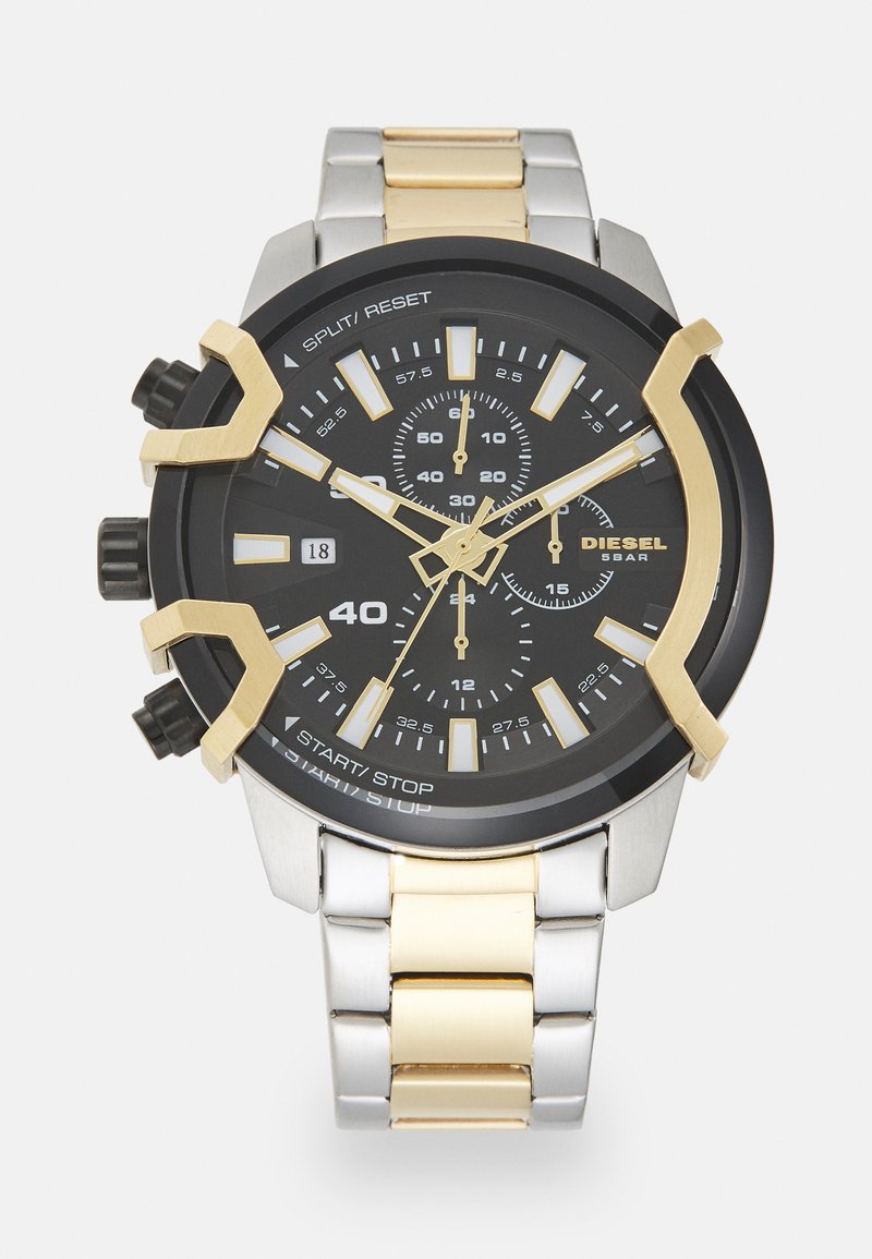 Herren Diesel Chronographuhr mit schwarzem Ziffernblatt, goldenen Akzenten, Datumsanzeige und Metallarmband in Silber und Gold.