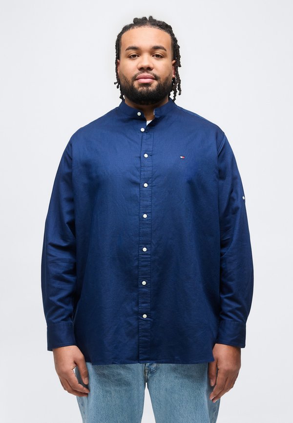 Tommy Hilfiger PLUS REGULAR FIT LINEN BLEND GRANDAD COLLAR SHIRT - Shirt - carbon navy