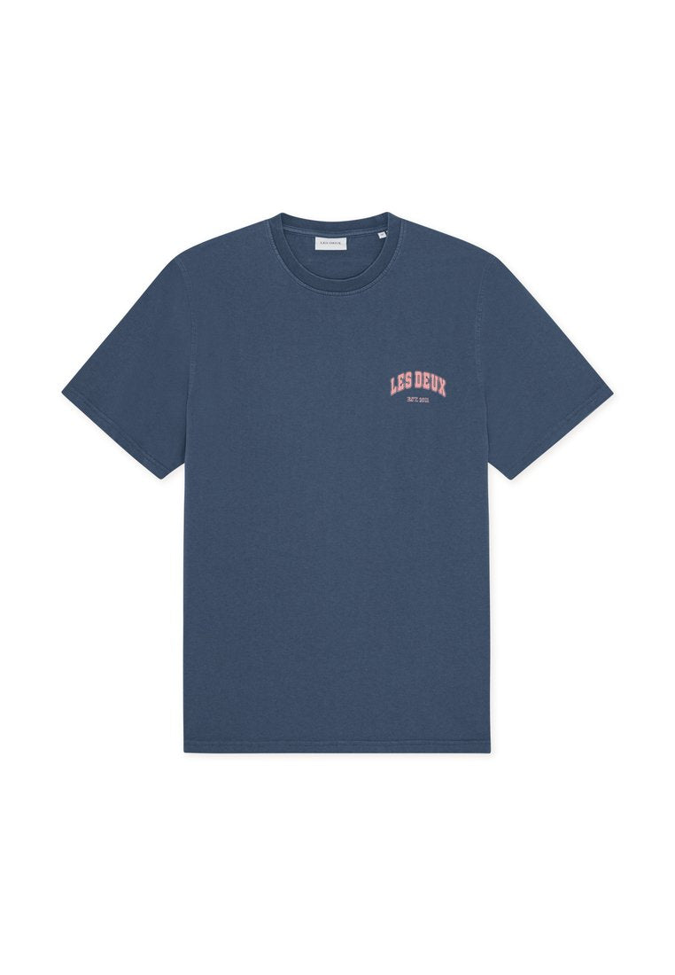 Blaues Baumwoll-T-Shirt mit lockerem Schnitt, Rundhalsausschnitt und pinkfarbenem Schriftzug "LES DEUX" auf der Brust. Kurze Ärmel und schlichtes Design.