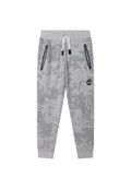 Graue Sweatpants mit Camouflage-Muster, elastischem Bund mit Zugband, zwei Seitentaschen mit marineblauen Akzenten und einem Logo auf dem Oberschenkel.
