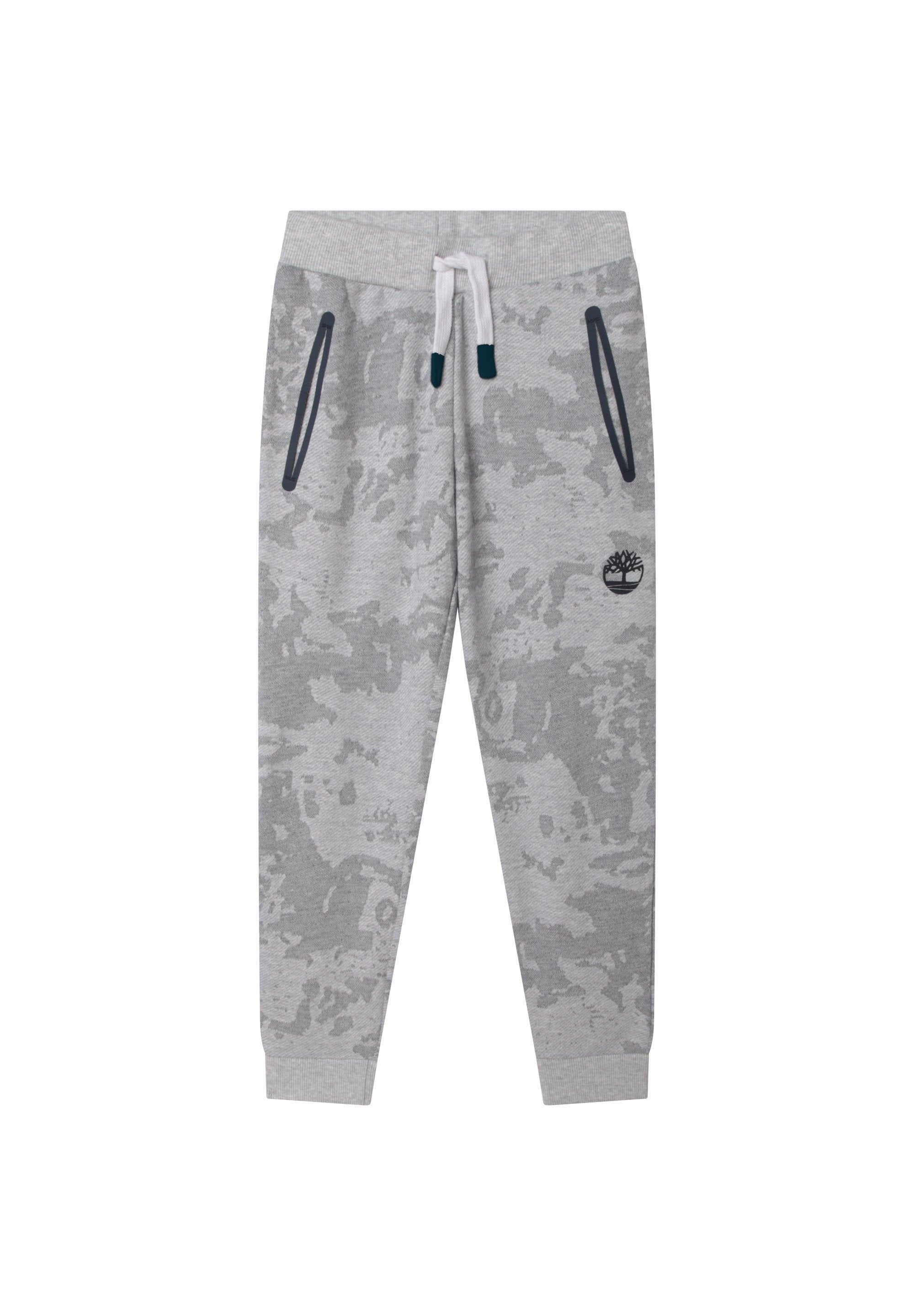 Graue Sweatpants mit Camouflage-Muster, elastischem Bund mit Zugband, zwei Seitentaschen mit marineblauen Akzenten und einem Logo auf dem Oberschenkel.