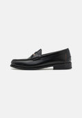 Schwarze Lederloafer mit einem gestickten Design an der Vorderseite, flachem Absatz und einem dezenten farblichen Akzent am Absatz. Glatte Oberfläche, stromlinienförmige Form.