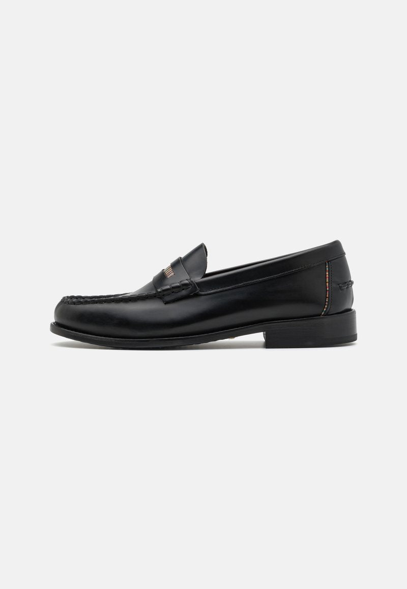 Schwarze Lederloafer mit einem gestickten Design an der Vorderseite, flachem Absatz und einem dezenten farblichen Akzent am Absatz. Glatte Oberfläche, stromlinienförmige Form.
