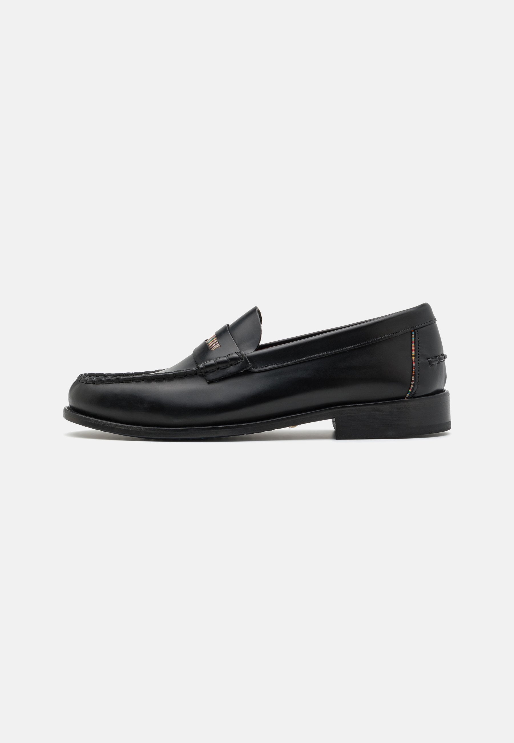 Schwarze Lederloafer mit einem gestickten Design an der Vorderseite, flachem Absatz und einem dezenten farblichen Akzent am Absatz. Glatte Oberfläche, stromlinienförmige Form.