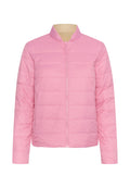 Rosa gepolsterte Jacke mit Stehkragen, horizontal gestepptem Design, langen Ärmeln und einem zentralen Frontreißverschluss. Glattes, leichtes Material.