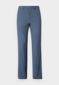 Hose aus hellblauem Stoff mit glatter Textur, mit geradem Schnitt, zwei vorderen Taschen und flachem Design.