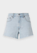 Hellblaue Denim-Shorts mit hoher Taille, fransigem Saum und fünf Taschen. Merkmale sind ein Metallknopf und kontrastierende Nähte.