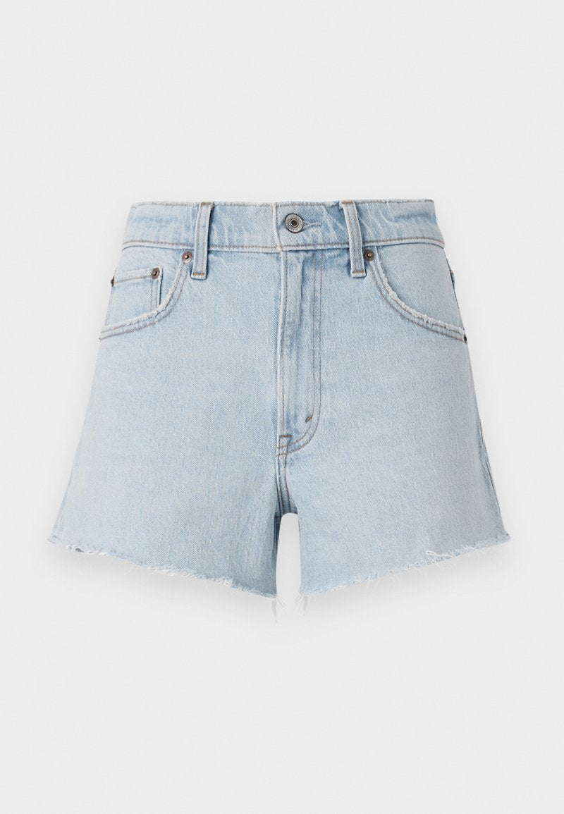 Hellblaue Denim-Shorts mit hoher Taille, fransigem Saum und fünf Taschen. Merkmale sind ein Metallknopf und kontrastierende Nähte.