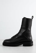 Schwarze Schnürstiefel aus Leder mit glatter Textur, abgerundeter Zehenpartie und dicker schwarzer Gummisohle. Verfügt über eine Schlaufe auf der Rückseite für ein einfaches Anziehen.