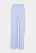 Hellblaue weit geschnittene Hose aus weicher Stoffqualität, mit einem elastischen Bund und Kordelzug, sowie einer glatten Textur.