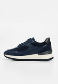 Marineblauer Sneaker mit Schnürverschluss, weißer dicker Sohle und schwarzem strukturiertem Fersendetail, seitlich auf weißem Hintergrund gezeigt.