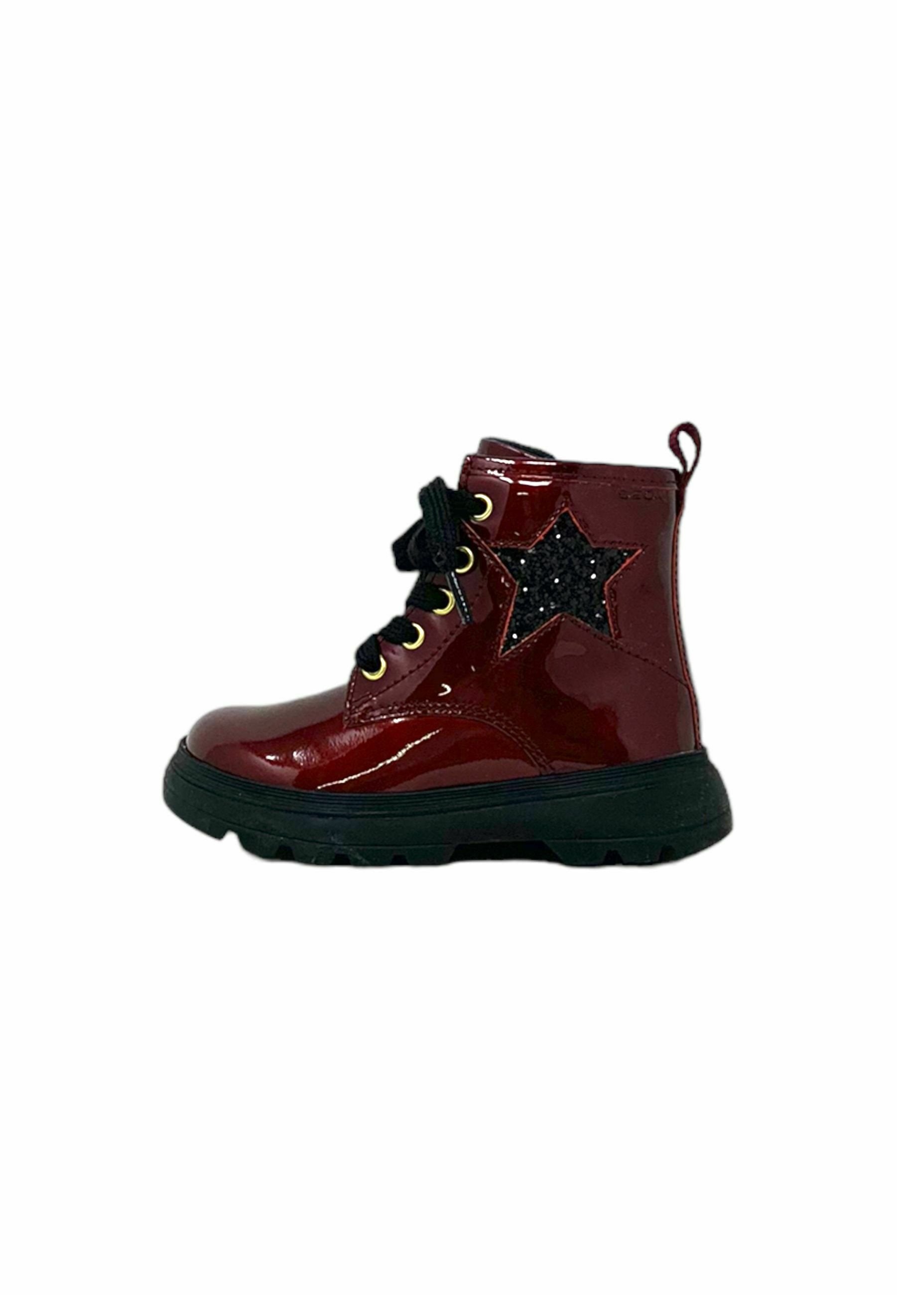 Rote Lackleder-Ankle-Boots mit einem schwarzen glitzernden Sternmotiv, schwarzen Schnürsenkeln und einer dicken schwarzen Gummisohle. Seitlicher Tab für ein einfaches Anziehen.