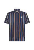 Kurzärmeliges Hemd mit Knopfleiste in Marineblau mit vertikalen Streifen, orangefarbenen und weißen Akzenten sowie einem runden Logo-Patch auf der Brust.