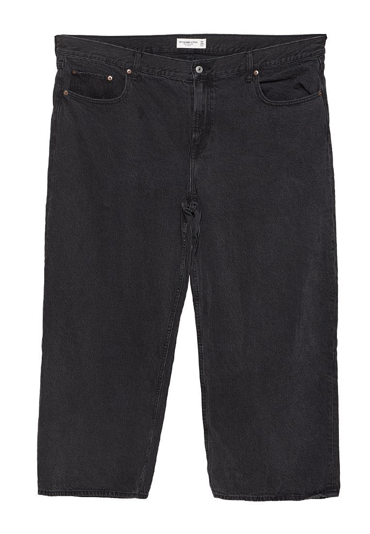 Schwarze gerade Jeans mit fünf Taschen und Knopfverschluss, flach auf einem weißen Hintergrund ausgelegt.