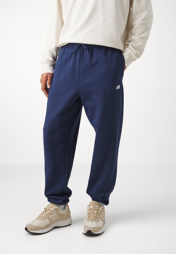 New Balance SPORT ESSENTIALS JOGGER - Tracksuit bottoms - nb navy nny