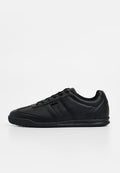 Schwarze Sportschuhe aus synthetischem Material mit glatter Textur, Schnürverschluss und drei seitlichen Streifen als Designelement.