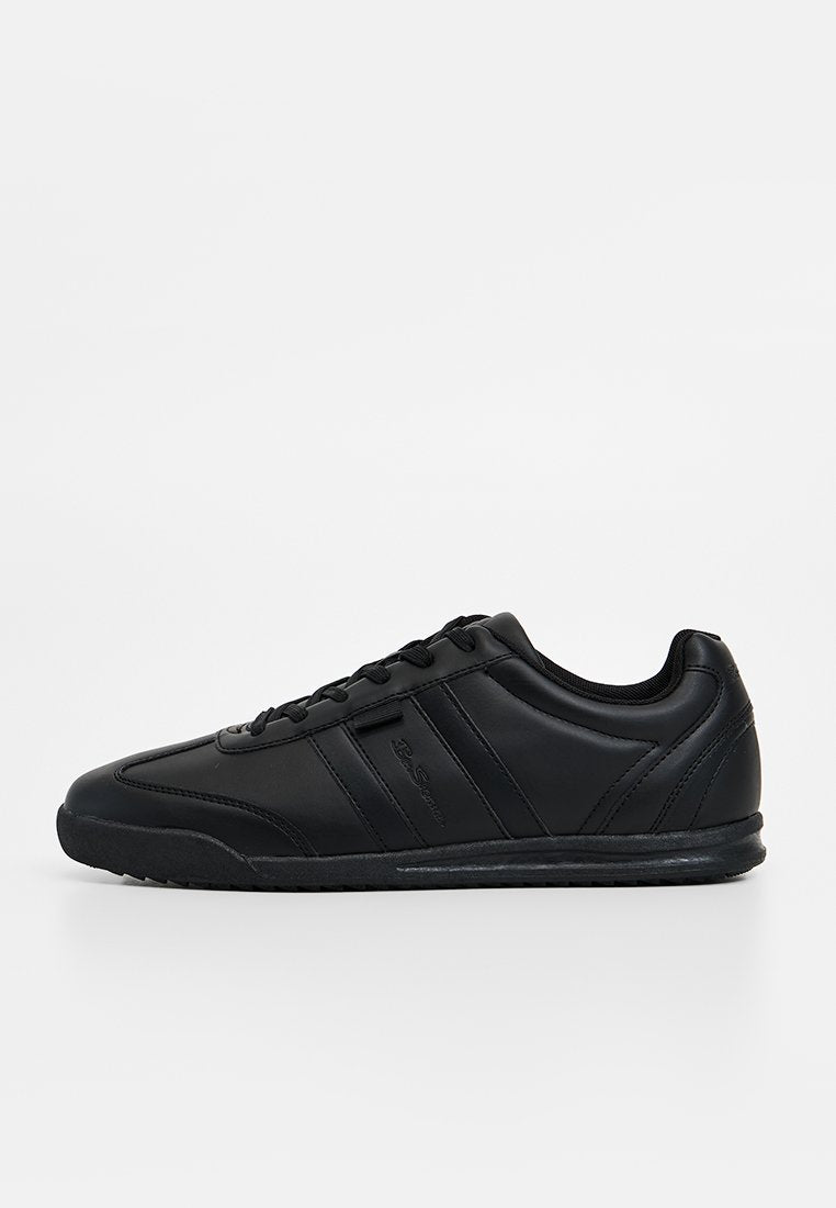 Schwarze Sportschuhe aus synthetischem Material mit glatter Textur, Schnürverschluss und drei seitlichen Streifen als Designelement.