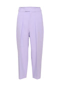 Lilafarbene Hosen mit hoher Taille, Falten an der Vorderseite, glatter Textur und schmal zulaufenden Beinen. Mit einem flachen Taillenbund und ohne sichtbare Taschen.