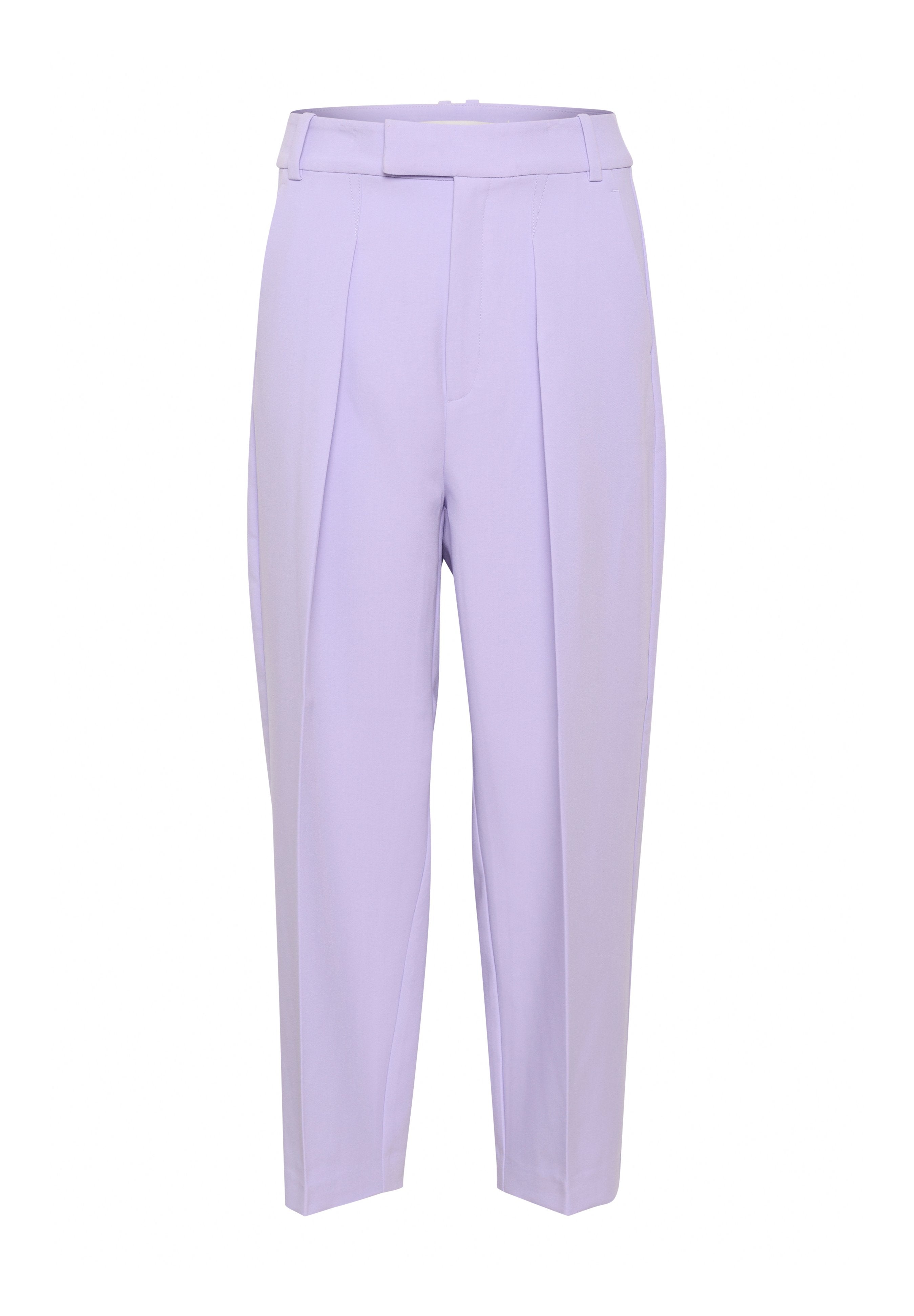 Lilafarbene Hosen mit hoher Taille, Falten an der Vorderseite, glatter Textur und schmal zulaufenden Beinen. Mit einem flachen Taillenbund und ohne sichtbare Taschen.
