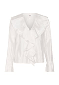 Weiße Satinbluse mit tiefem V-Ausschnitt, großen Rüschenkragen und langen, leicht ausgestellten Ärmeln. Glatte Textur, minimale Details.