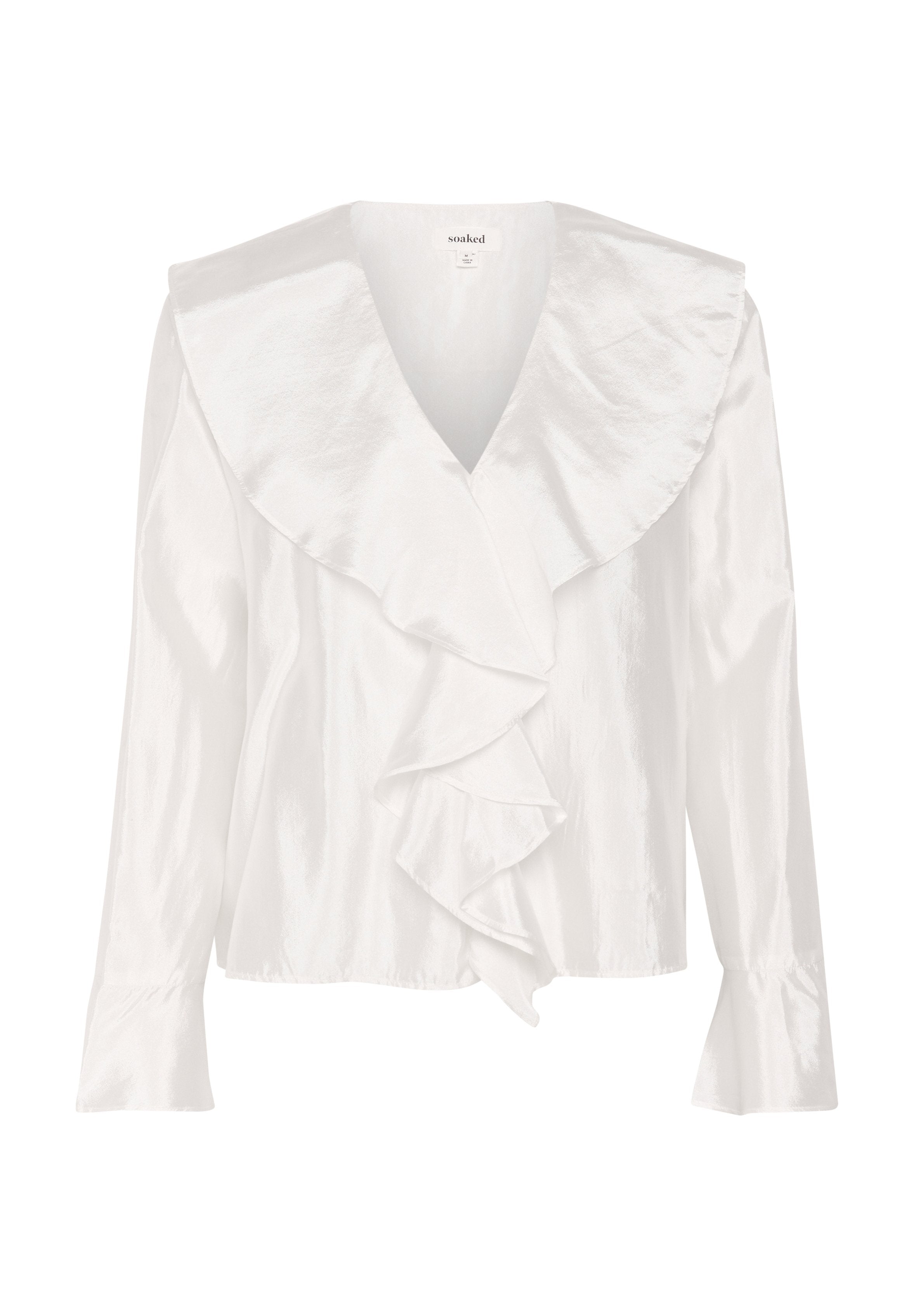 Weiße Satinbluse mit tiefem V-Ausschnitt, großen Rüschenkragen und langen, leicht ausgestellten Ärmeln. Glatte Textur, minimale Details.