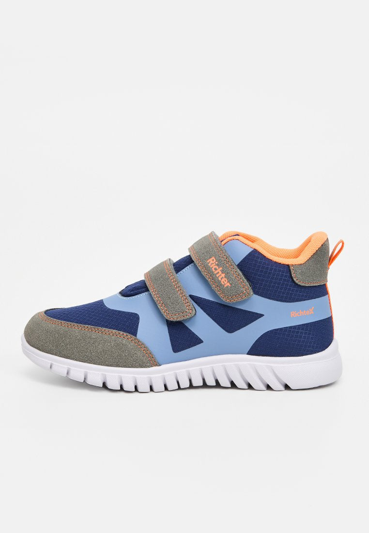 Blau- und grauer Sportschuh mit orangefarbenen Akzenten, ausgestattet mit zwei verstellbaren Klettverschlüssen, einer gepolsterten Sohle und einem strukturierten Stoff-Obermaterial.