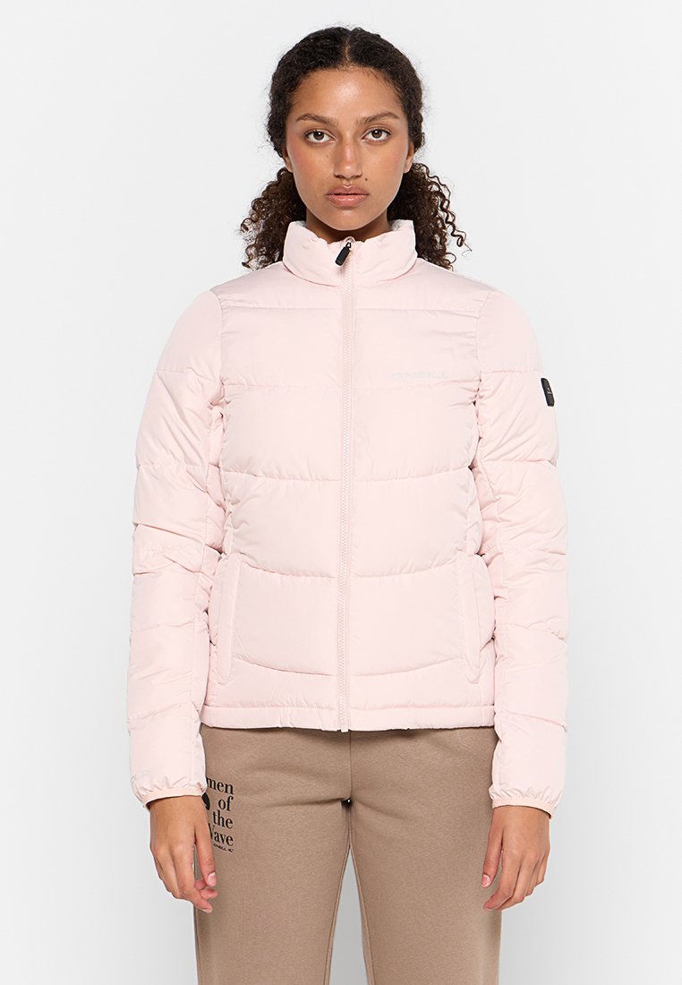 Helles rosa Puffermantel mit hohem Kragen, durchgehendem Reißverschluss und elastischen Bündchen. Verfügt über horizontale Steppmuster und Seitentaschen.
