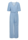 Helles blaues Chambray-Jumpsuit mit V-Ausschnitt, kurzen Ärmeln, Bindegürtel in der Taille und weit geschnittenen Hosenbeinen. Glatte Textur, entspannter Schnitt.