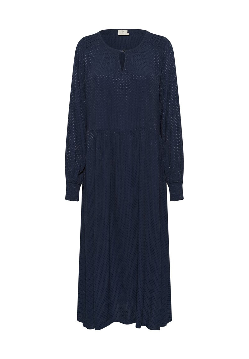 Himmelblaues Langarmkleid aus strukturiertem Stoff mit rundem Ausschnitt und Schlüssellochdetail. Fließende A-Linie mit gerafftem Taillenbereich.