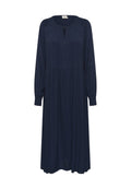 Himmelblaues Langarmkleid aus strukturiertem Stoff mit rundem Ausschnitt und Schlüssellochdetail. Fließende A-Linie mit gerafftem Taillenbereich.
