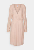 Blush-pink Kleid mit tiefem V-Ausschnitt, langen Puffärmeln, elastischem Taillenbund und strukturiertem Stoff mit einem dezenten Muster.