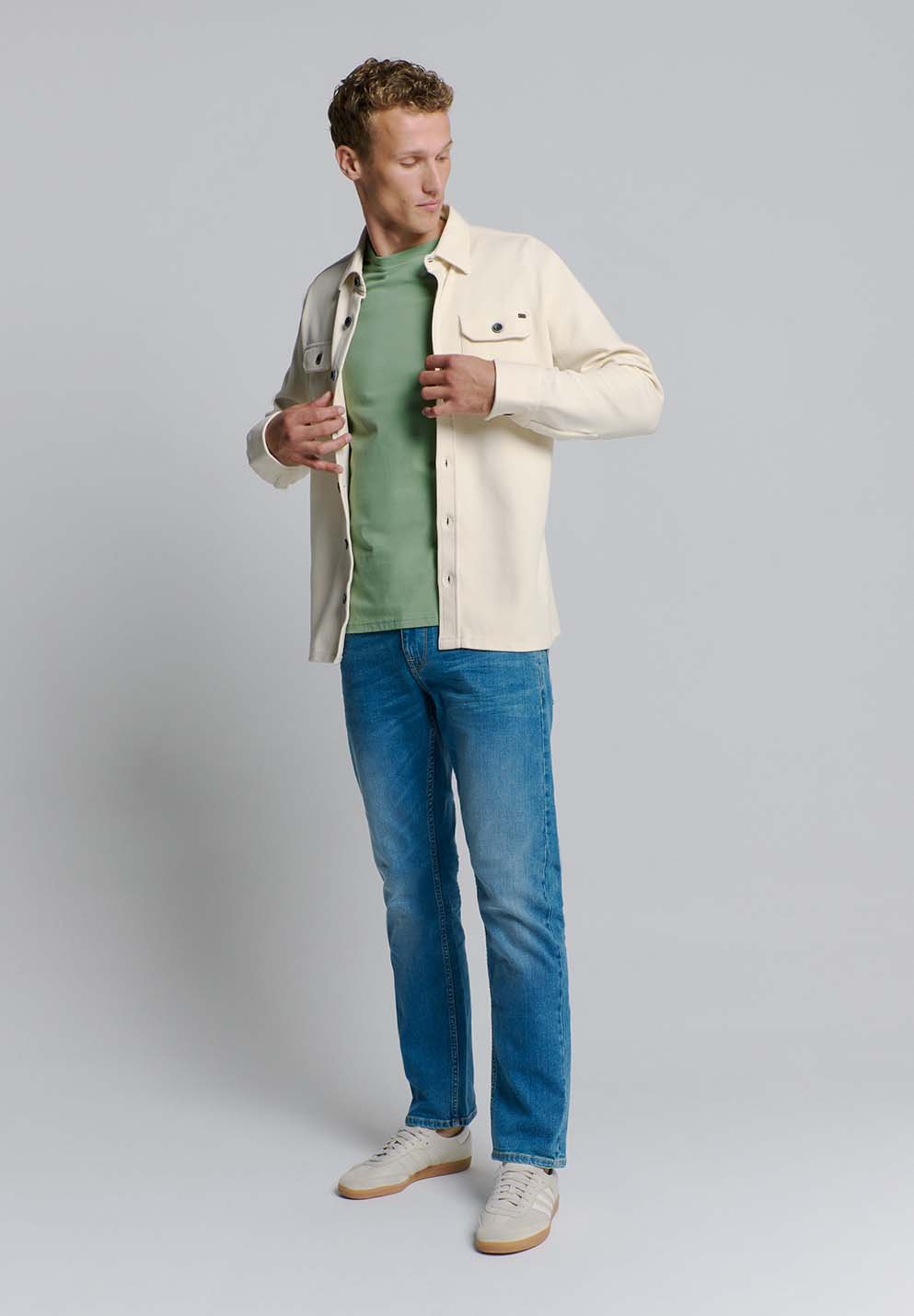 WITH BUTTON CLOSURE Media 2