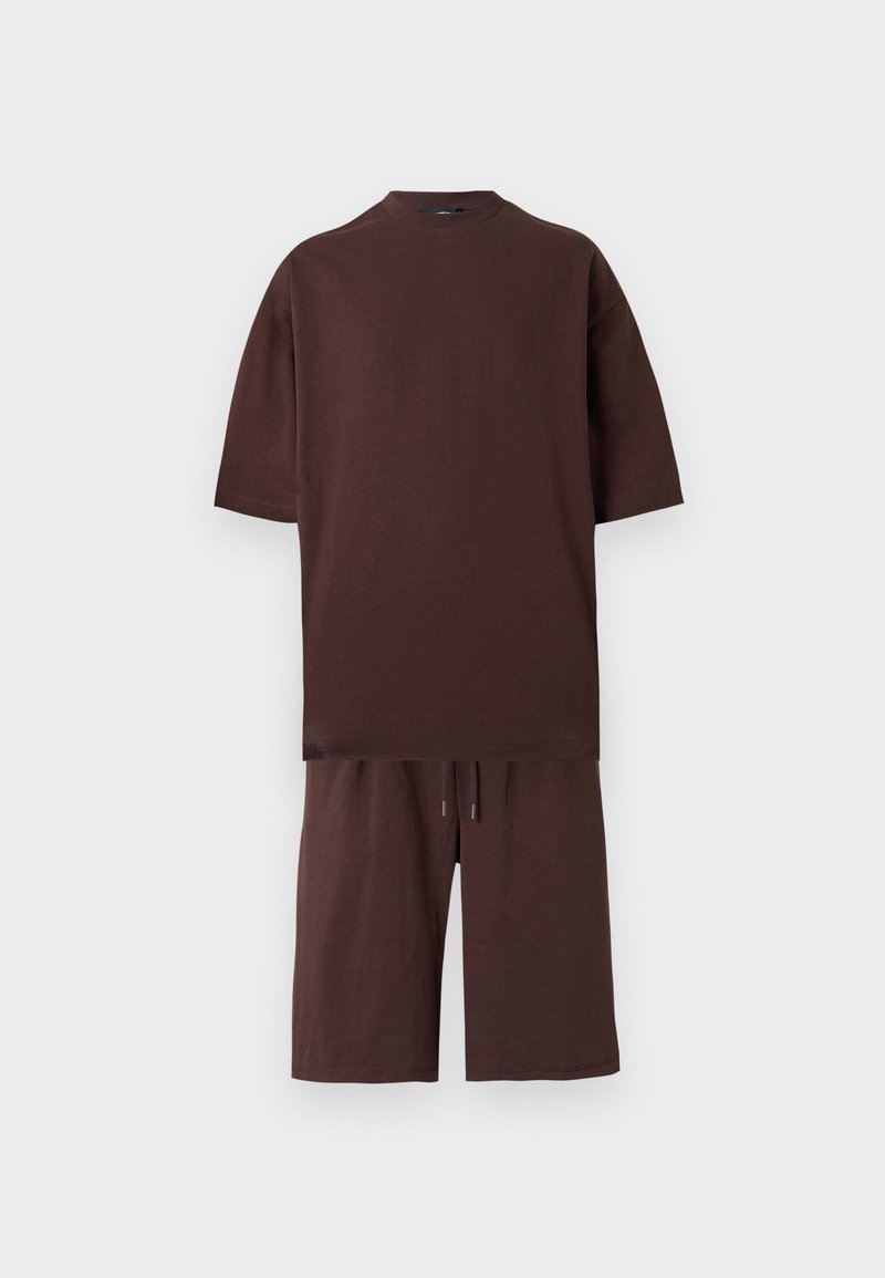 OVERSIZED FIT & SHORTS SET Media 1